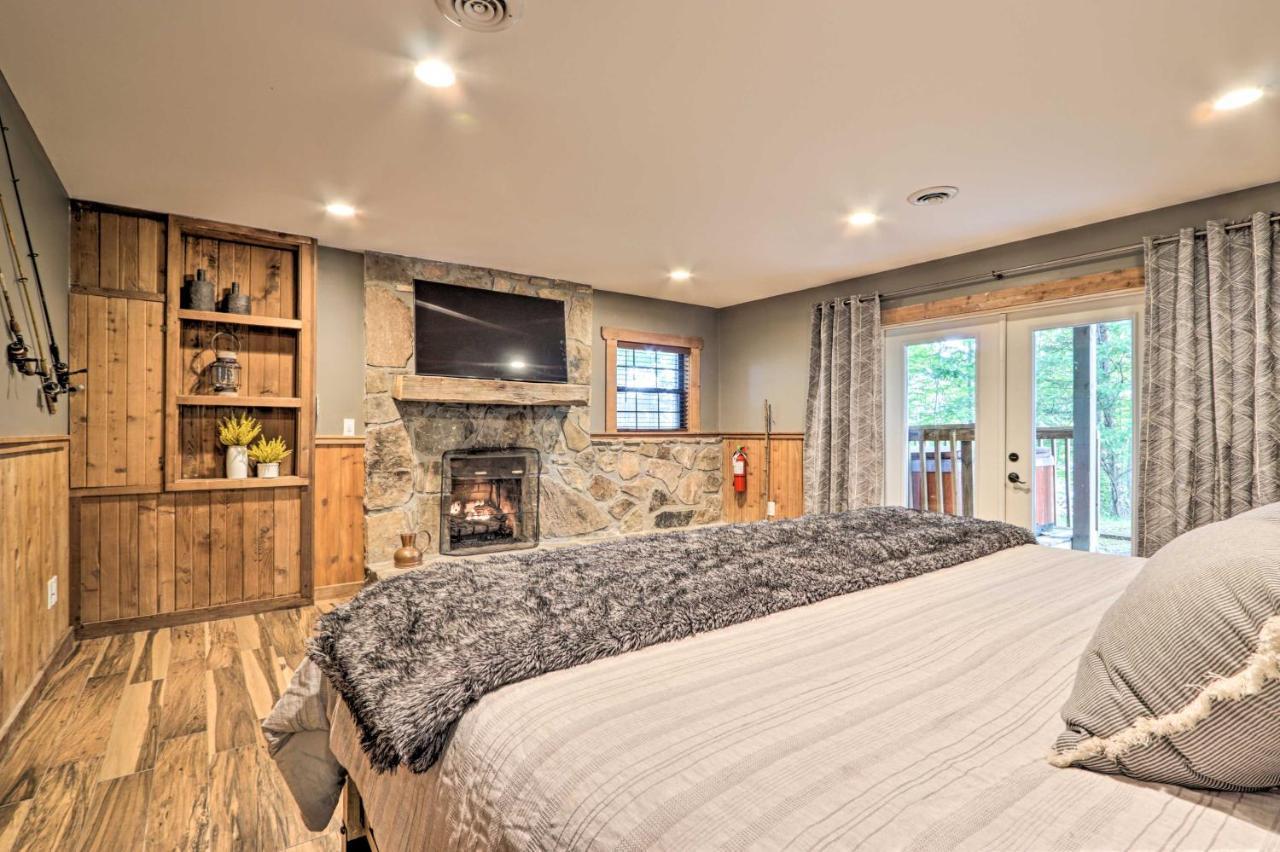 Upscale Gatlinburg Cabin Deck, Fire Pit And Hot Tub Exterior foto